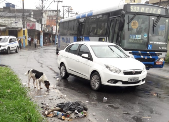 Gari encontra perna humana em meio a lixo em praça de São Gonçalo