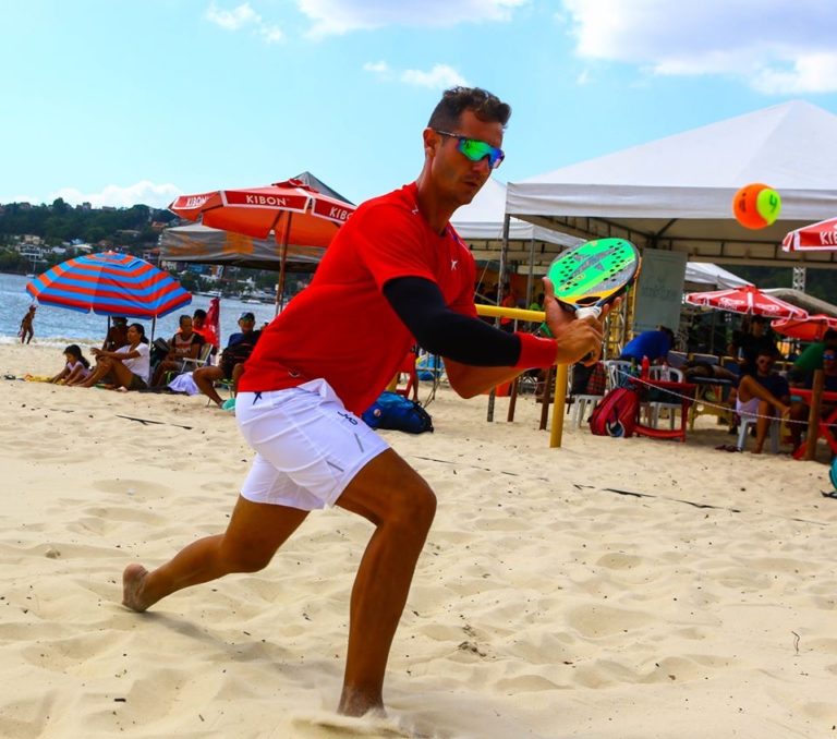 Niteroiense Ralff Abreu salta no ranking e define torneios para temporada de beach tennis
