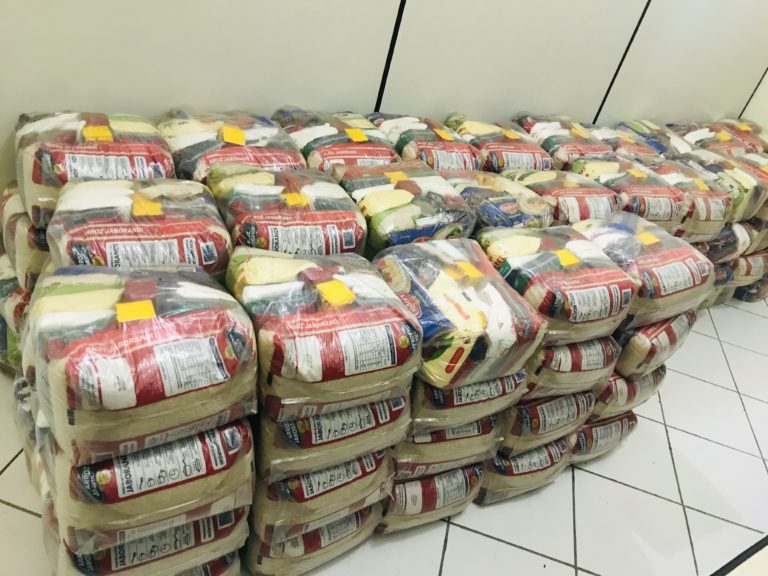 Vítimas das chuvas em São Gonçalo recebem cestas básicas do Governo do Estado