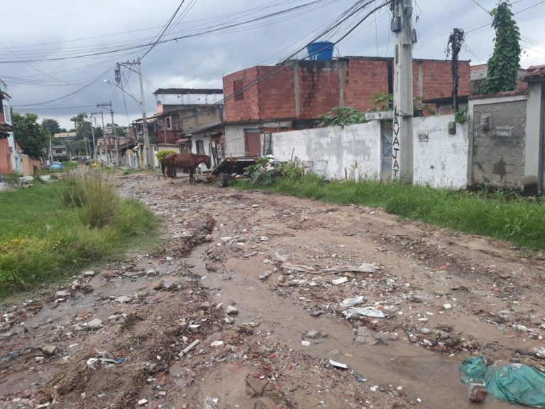 Moradores do Amendoeira, em São Gonçalo, reclamam de rua sem pavimentação