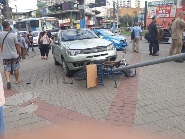 Carro invade calçada e deixa mulher ferida no Centro de São Gonçalo