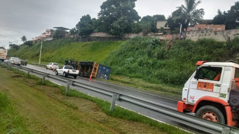 Caminhão tomba e complica trânsito na BR-101, em São Gonçalo