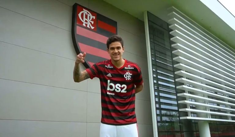 Flamengo anuncia a contratação de Pedro