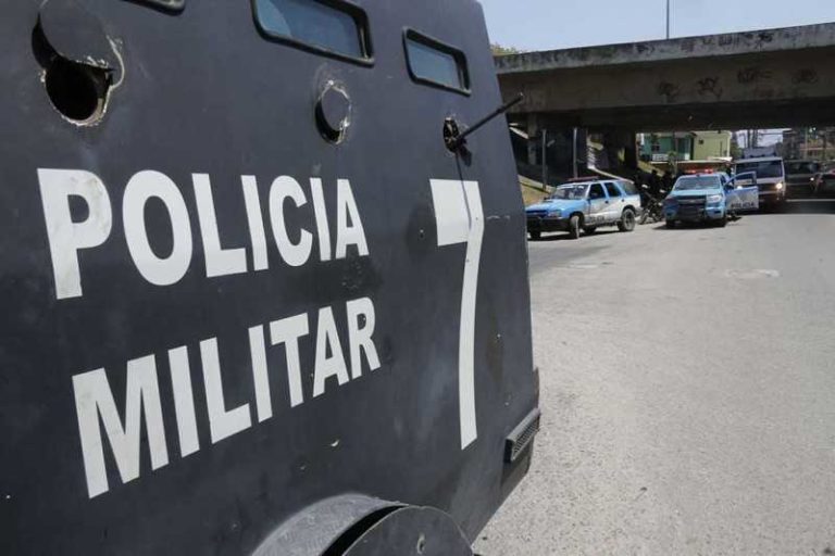Policiais do 7° Batalhão realizam operação no Complexo do Salgueiro, em São Gonçalo