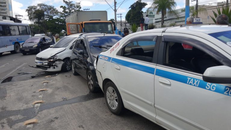 Acidente envolvendo cinco veículos deixa três pessoas feridas no Centro de São Gonçalo