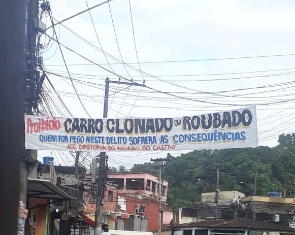 Comando Vermelho coloca faixa proibindo carros clonados e roubados no Morro do Castro