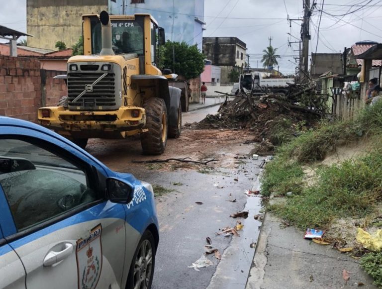 PM retira barricadas de ruas do Jardim Catarina