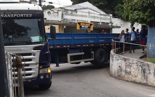 Caminhão trava e complica trânsito no bairro Antonina, em São Gonçalo