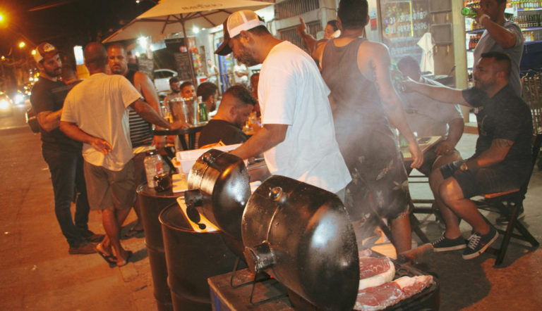Churrasqueira acesa, carnes na brasa e bebidas geladas: Conheça o point dos amantes do churrasco em São Gonçalo