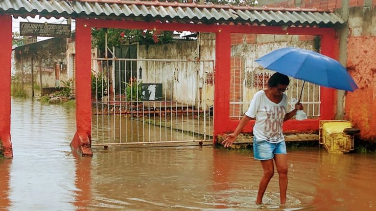 Escolas fechadas e ônibus parando no meio do caminho: os transtornos da chuva no Salgueiro, em São Gonçalo