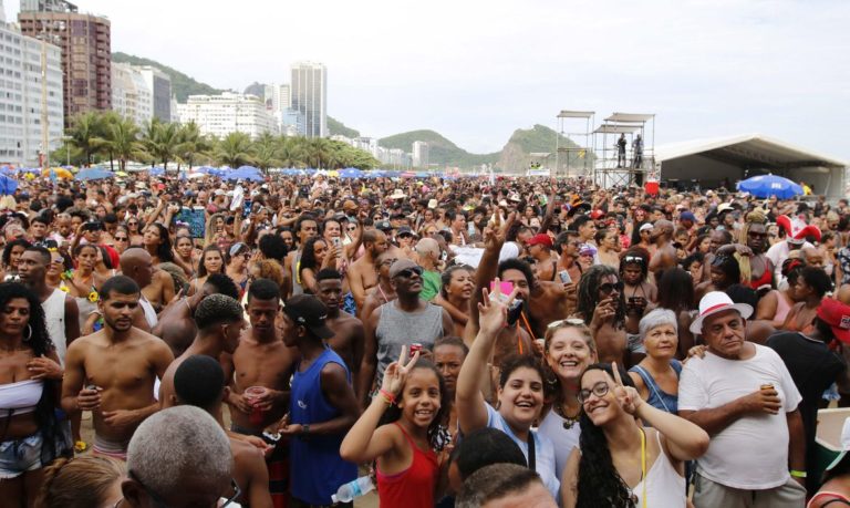 Cerca de 270 mil pessoas curtiram blocos carnavalescos no Rio