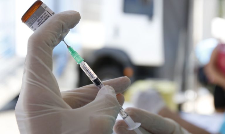 OMS não espera vacinação ampla contra covid-19 antes de meados de 2021