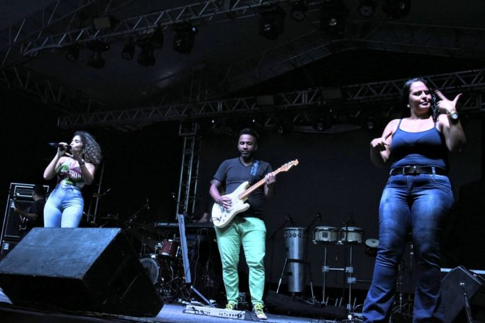 Festival de Verão Cultural em Maricá tem intérprete de Libras como destaque