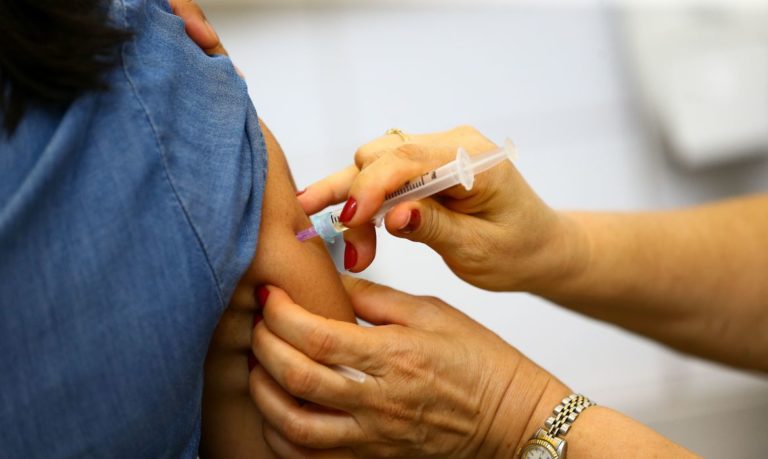 Começa a campanha de vacinação contra gripe em todo o Brasil