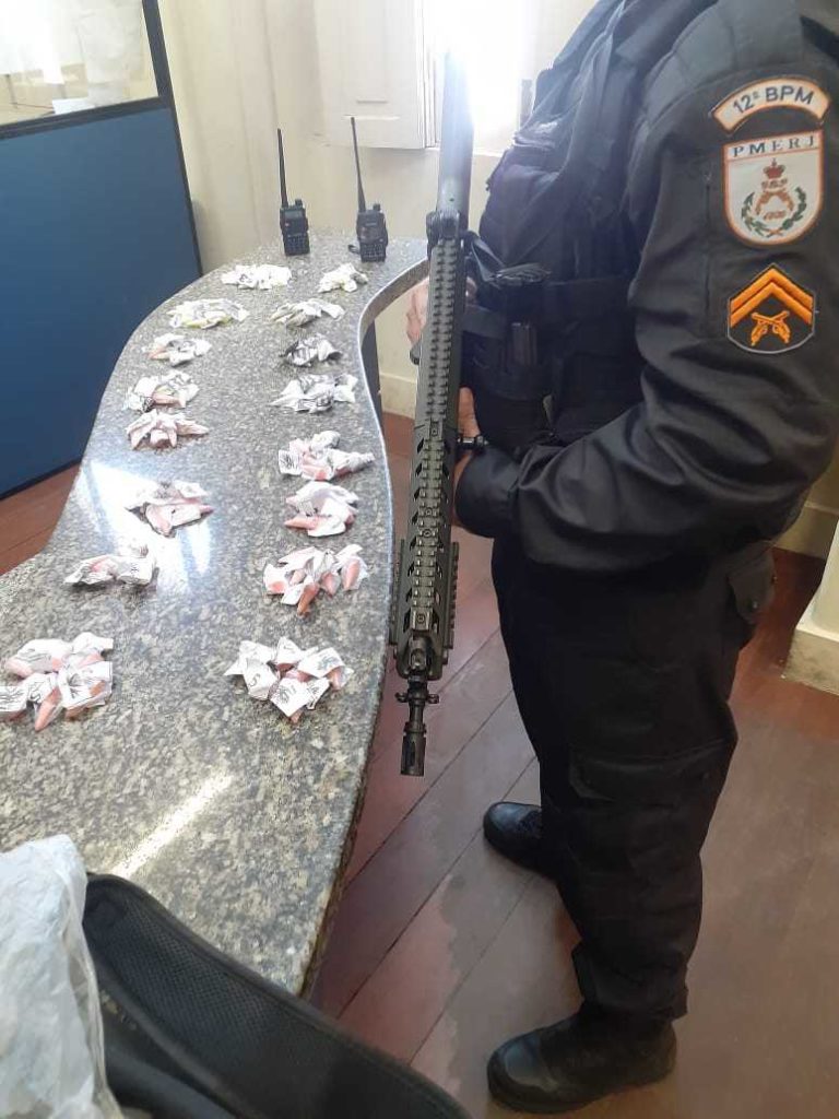 PM prende acusado de tráfico durante operação na Igrejinha, em Niterói