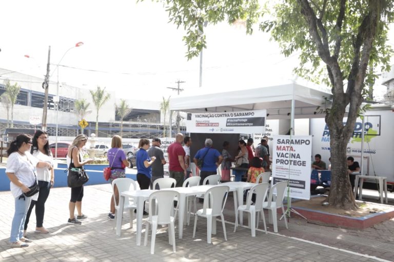Caminhão contra o Sarampo faz sua primeira parada na Praça do Turismo, em Maricá