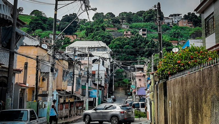 Moradores acordam com som de tiros em comunidade de São Gonçalo, veja o vídeo