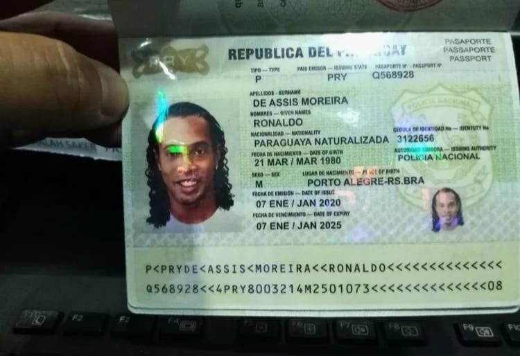 Ronaldinho Gaúcho teria sido preso no Paraguai, com passaporte falso, segundo imprensa do país