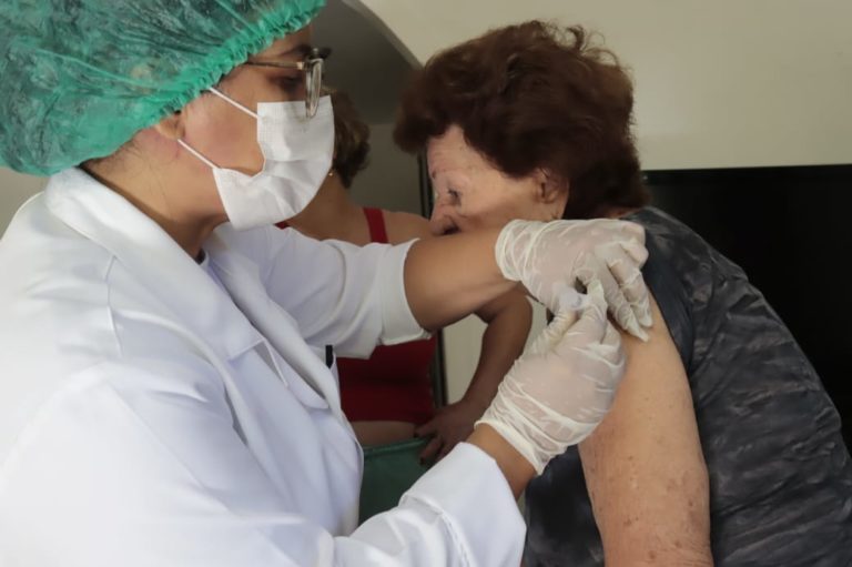 Maricá: Quase 5 mil idosos são vacinados em domicílio em um dia