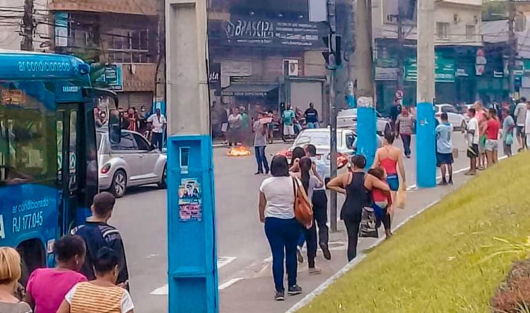 Ambulantes e fiscais da Prefeitura entram em confronto no centro de São Gonçalo. Veja o vídeo: