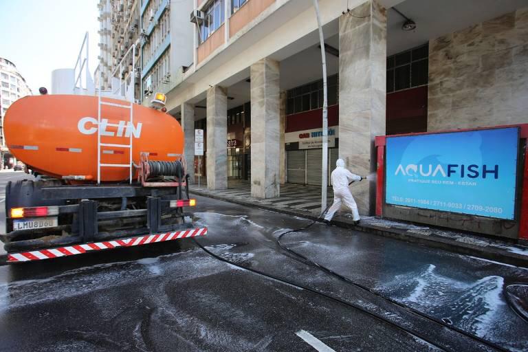 Pedestres tomam ‘banho’ de desinfetante contra coronavírus em Niterói. Veja o vídeo: