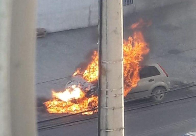 Carro pega fogo em Alcântara, São Gonçalo, e assusta pedestres. Veja imagens: