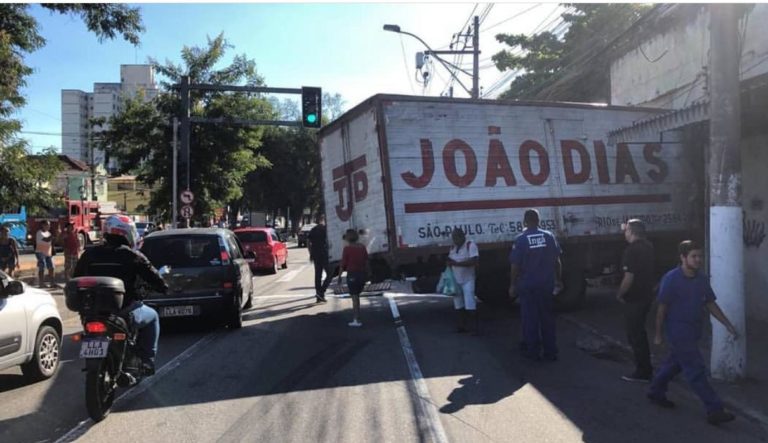 Caminhão perde o freio e provoca acidente na descida da Alameda, em Niterói