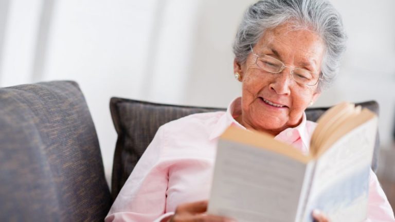 Projeto “Histórias por Telefone” leva leitura para idosos em casa