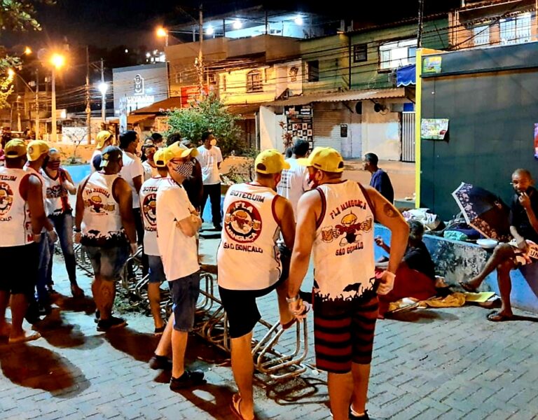 Torcida organizada do Flamengo realiza doações a moradores de rua em São Gonçalo