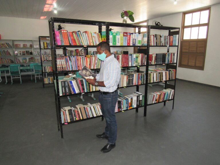 Sala de leitura Ruth de Souza leva literatura para o bairro de Venda da Cruz, em São Gonçalo