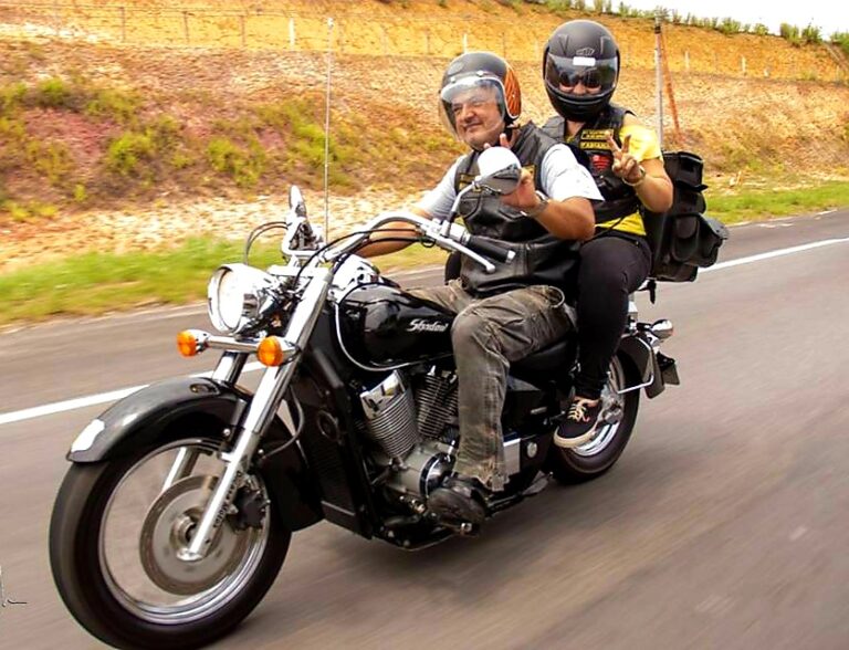 No Dia do Motociclista, escritor e empresária contam como uniram seus trabalhos ao amor pelas motos