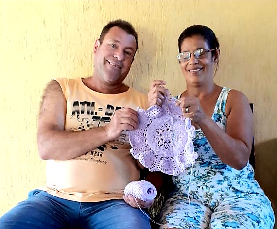 Casal Gonçalense produz toalhinhas de mesa de crochê para sobreviver