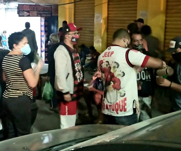 Torcidas organizadas do Flamengo distribuem doações para pessoas em situação de rua em SG