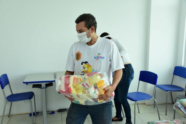 Prefeitura de Itaboraí distribui cestas básicas para taxistas