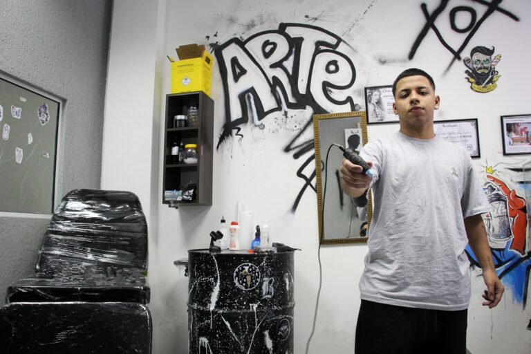 Conhecido como o tatuador mais jovem de SG, Bruno Toy abre o próprio estúdio aos 17 anos