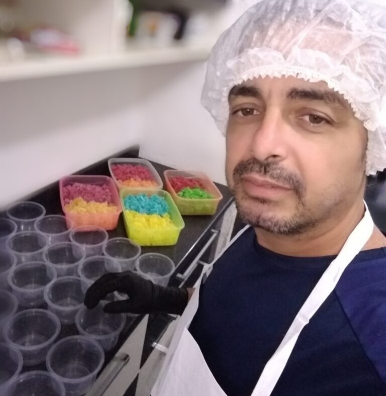 A salgada vida de quem vende doces caseiros para enfrentar o desemprego, o Coronavírus e a criação de quatro filhos em São Gonçalo
