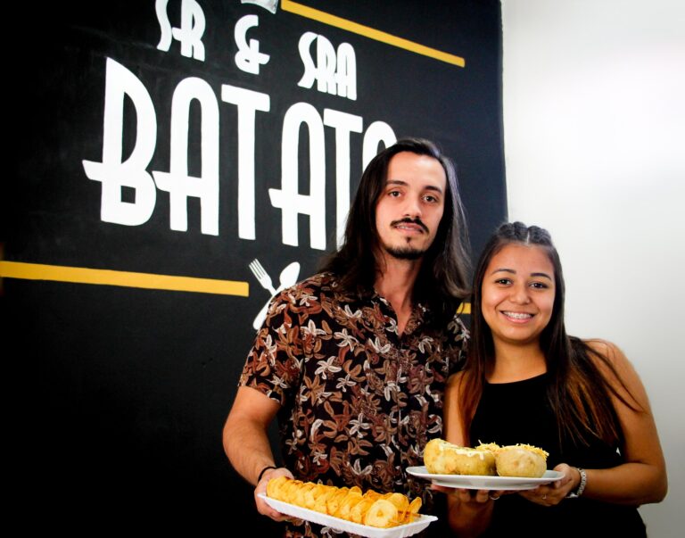 A história de Sr. & Sra. Batata, o casal que faz sucesso com delivery de batata recheada em São Gonçalo