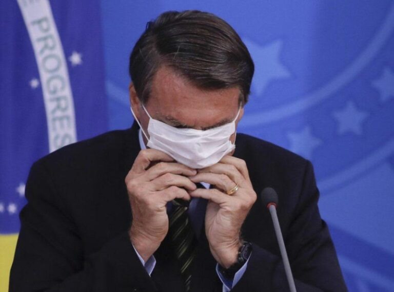 Bolsonaro veta obrigação de uso de máscaras em comércio, escolas e igrejas