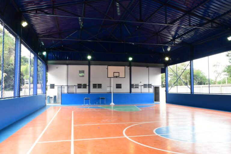 Escola municipal é revitalizada e ganha quadra poliesportiva em Jaconé