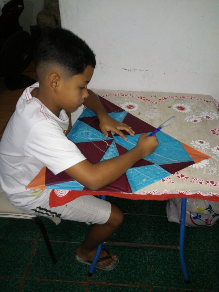 Criança de 10 anos fabrica e vende pipas em São Gonçalo para realizar sonho