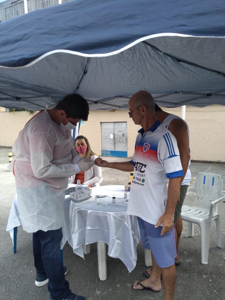 Grupo ‘Veteranos do Laranjal’ faz testes de Covid-19 para voltar a realizar futebol solidário em São Gonçalo 