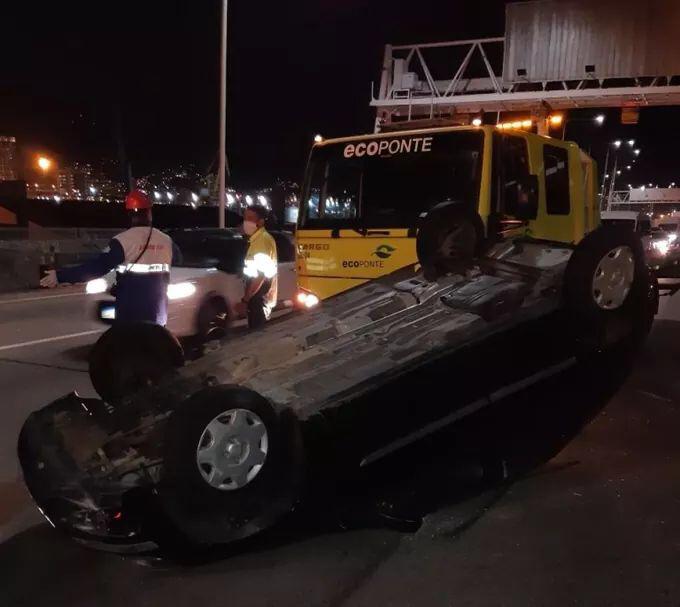 Acidente com capotamento na Ponte Rio-Niterói complica trânsito no início da noite