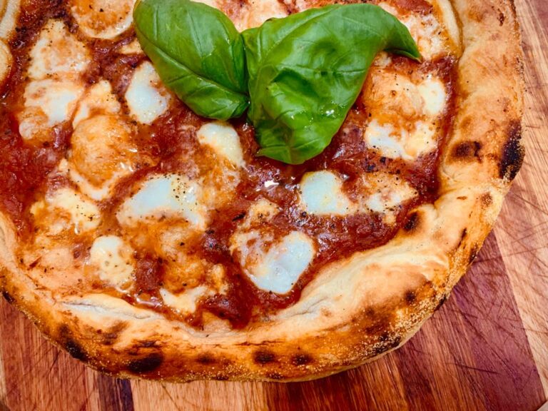 Italiano abre pizzaria para homenagear a mãe falecida e se torna referência em Maricá