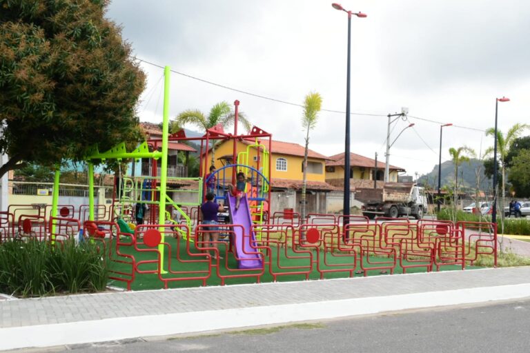 Nova praça é inaugurada em São José do Imbassaí