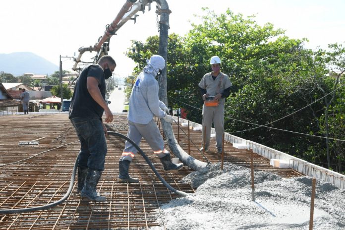 Novas pontes do Jardim Atlântico recebem concretagem em Maricá