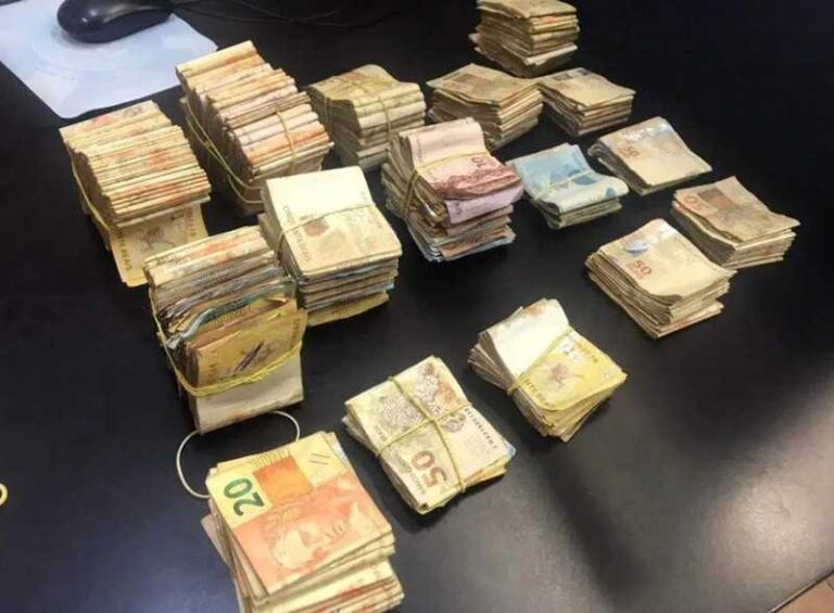 Trio é detido saindo de comunidade em Niterói com R$57 mil