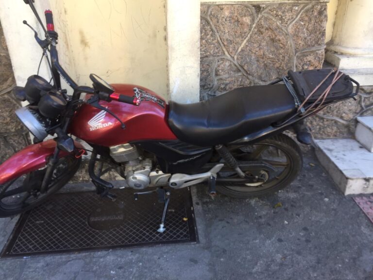 Moto roubada é recuperada em Niterói