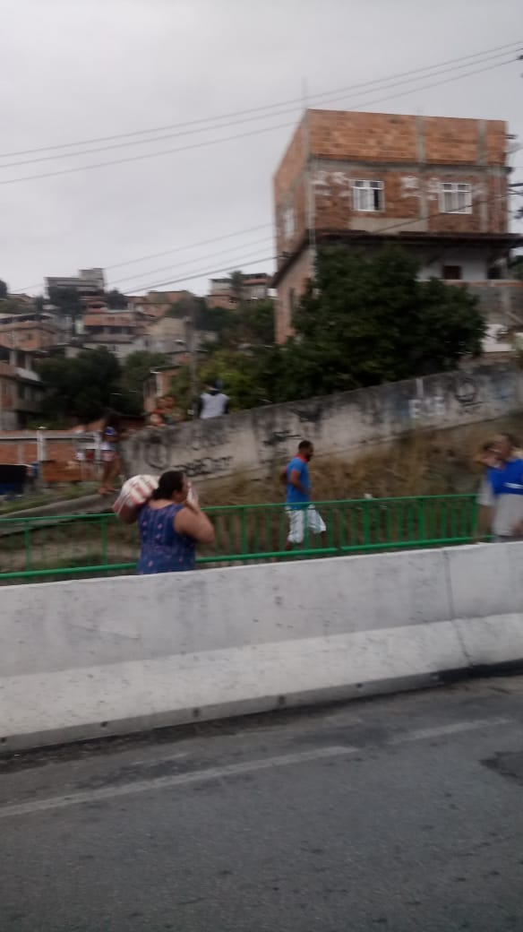 Caminhão tomba na BR-101 e moradores ficam com carga de arroz em Niterói. Veja o vídeo: