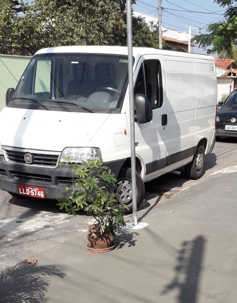 Van é roubada durante a madrugada no Mutuagaçu, em São Gonçalo. Veja o vídeo: