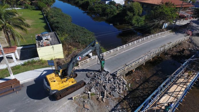 Maricá: Ponte da Rua 70, em Itaipuaçu, começa a ser demolida